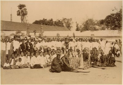 Devoties bij de Arakan Pagode, Mandalay, Birma, eind 19e eeuw door Felice Beato